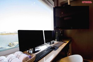 Twin kamer | Woonruimte | Een 42-inch flatscreentelevisie met kabelzenders, televisie en Netflix