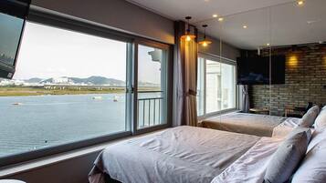 Deluxe Room | Free wired internet, bed sheets