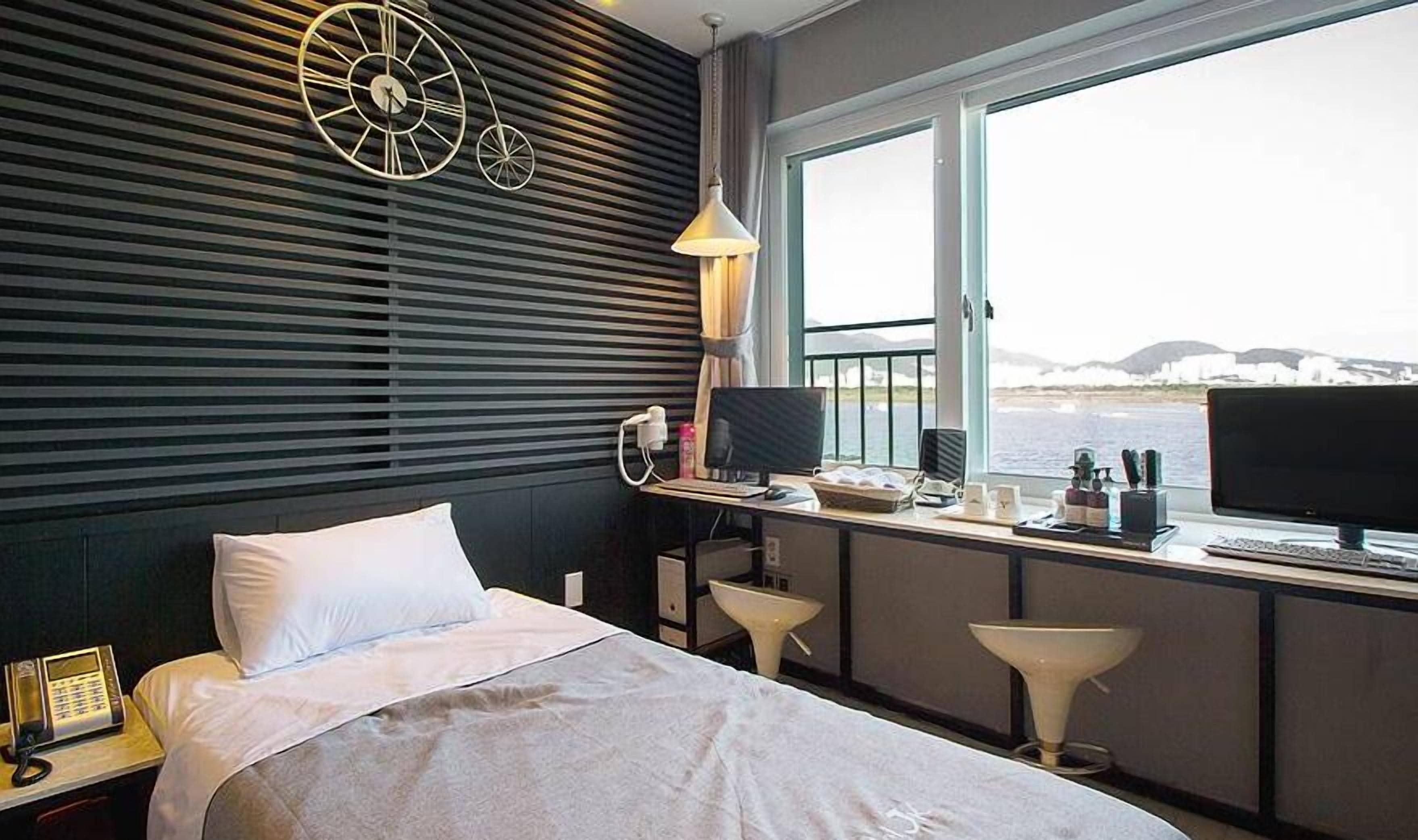 双床房 | 免费高速有线上网、床单