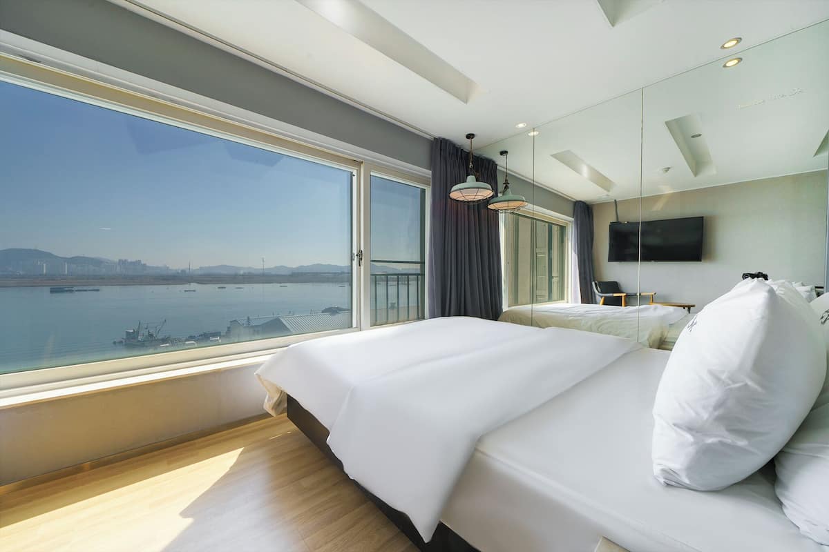 Deluxe Room | Free wired Internet, bed sheets