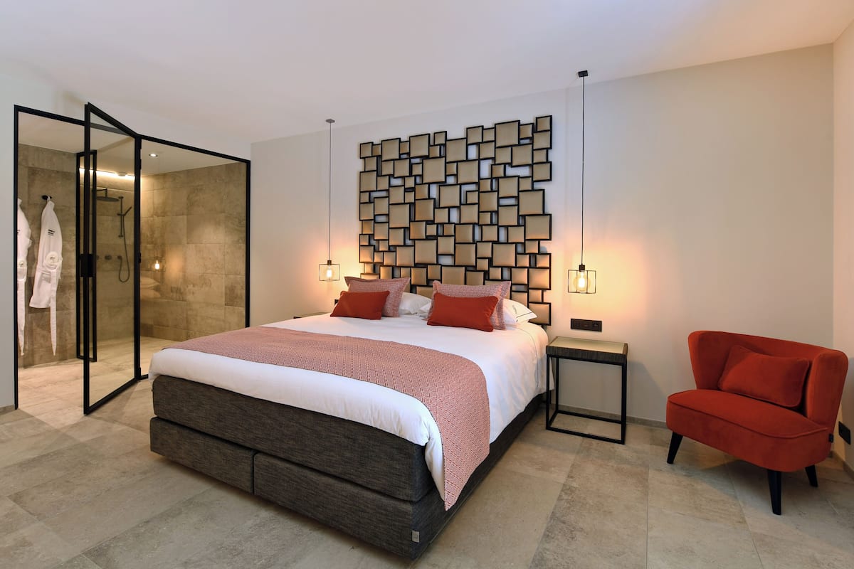 1 bedroom, premium bedding, memory-foam beds, minibar