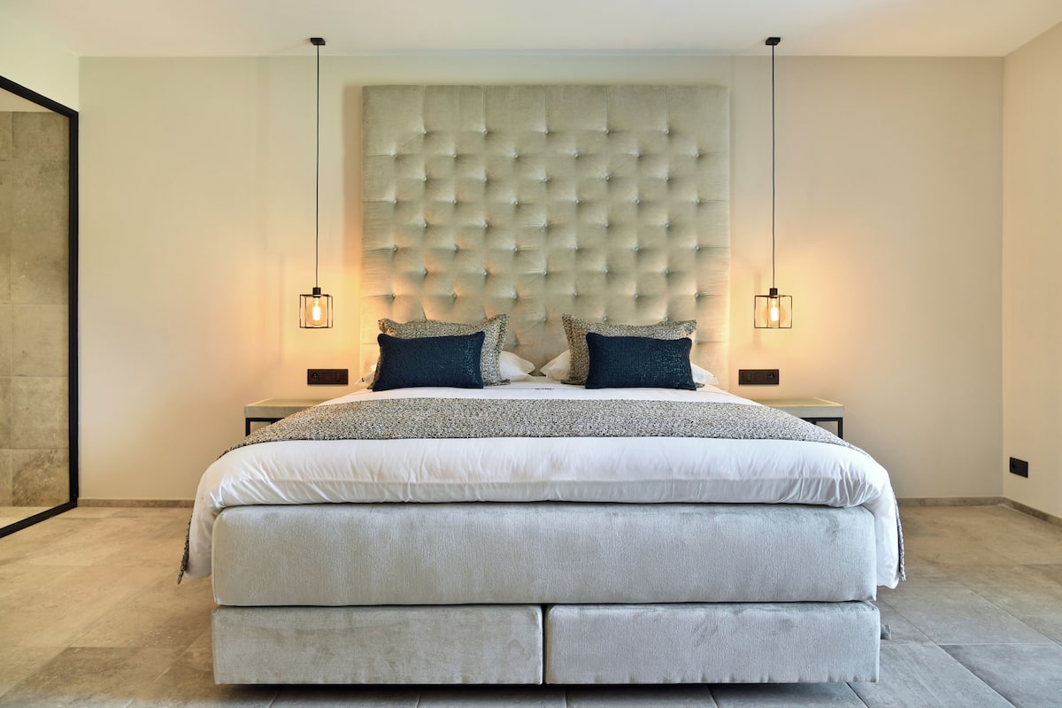 1 bedroom, premium bedding, memory-foam beds, minibar