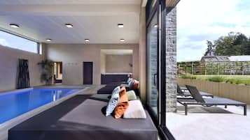 Piscine couverte, chaises longues