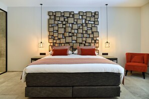 Ropa de cama de alta calidad, colchones con efecto memoria y minibar 
