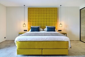 高級寝具、低反発ベッド、ミニバー、デスク