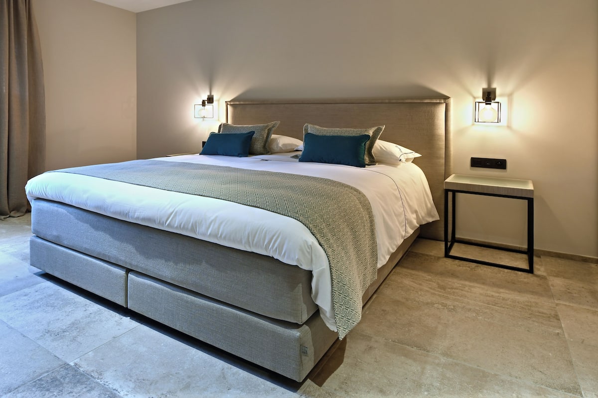 1 bedroom, premium bedding, memory-foam beds, minibar