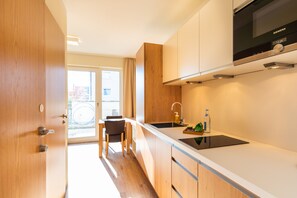 Singola Business | Cucina privata | Frigorifero con congelatore, microonde, piano cottura, lavastoviglie