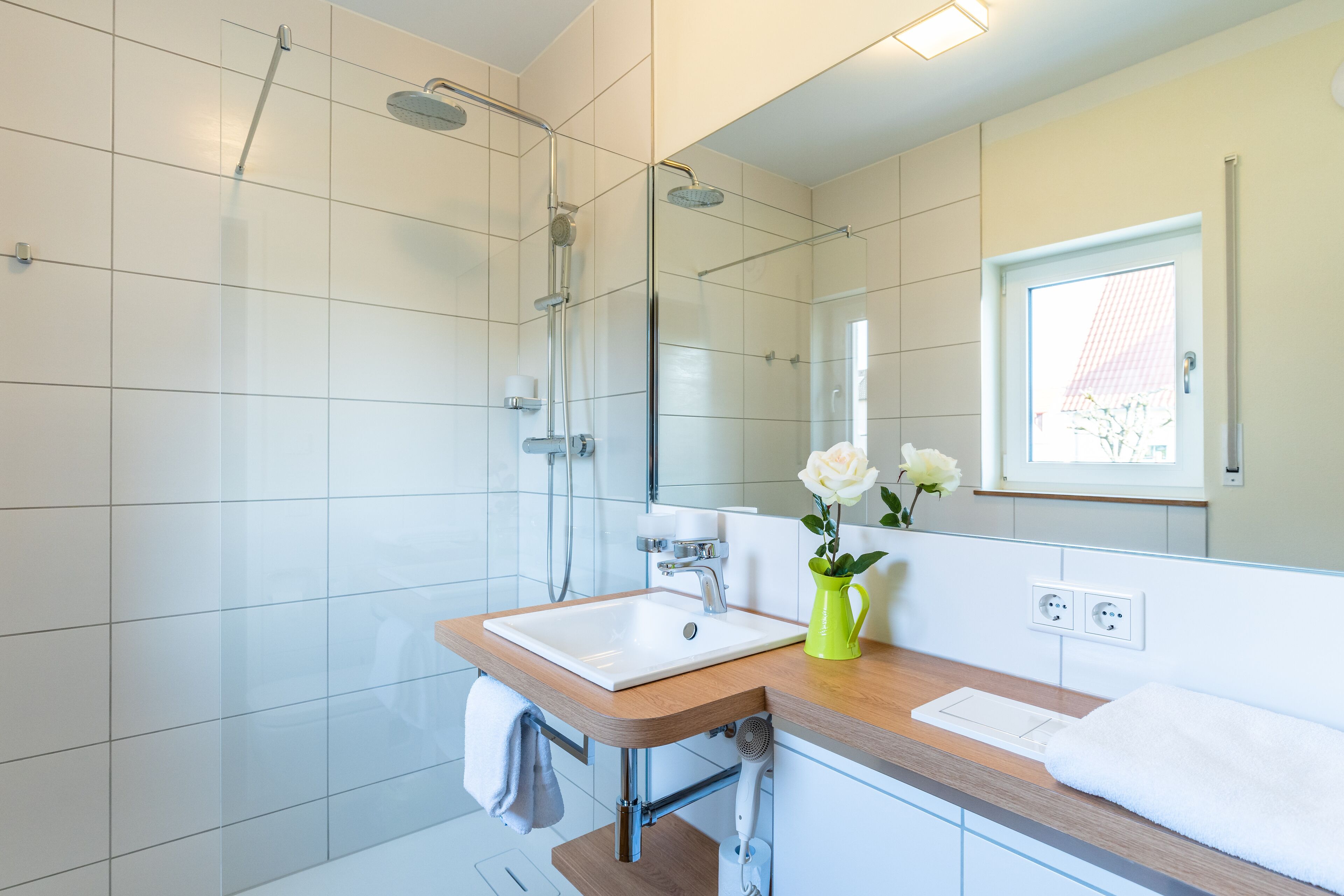 Chambre Double Supérieure | Salle de bain | Douche, douche à « effet pluie », sèche-cheveux