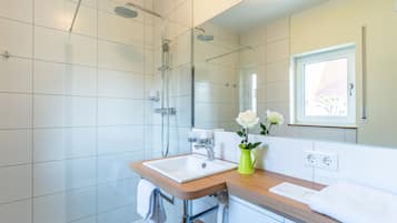 Chambre Double Supérieure | Salle de bain | Douche, douche à « effet pluie », sÚche-cheveux