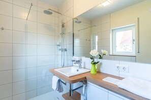 Superior Double Room | Bathroom | Shower, rainfall showerhead, hair dryer, heated floors - INhouse Wohnen auf Zeit (Ingolstadt)