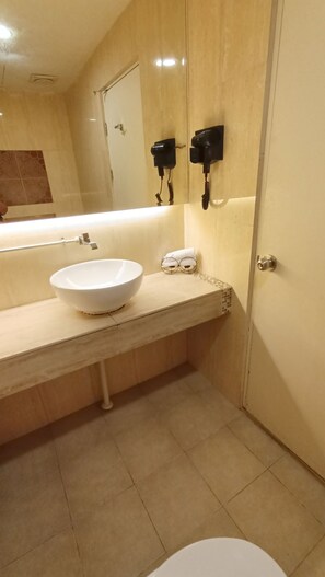 Deluxe Triple Room | Bathroom | Shower, towels