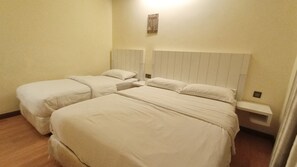 Habitación triple Deluxe | Wifi gratis y ropa de cama 