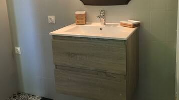 Bathtub, hair dryer, towels