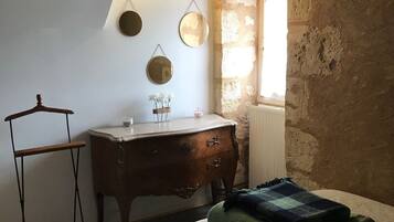 1 bedroom, travel cot, WiFi, bed sheets