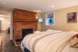 2 bedrooms, iron/ironing board, free WiFi, bed sheets - Quiet Private Stay in Peaceful Arrow Heights (Revelstoke)