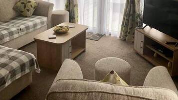 Cabin | Living area | 30-inch TV with cable channels, fireplace