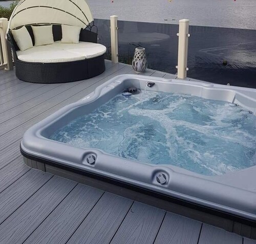 Lakeside Hot tub Holiday Tattershall Lakes