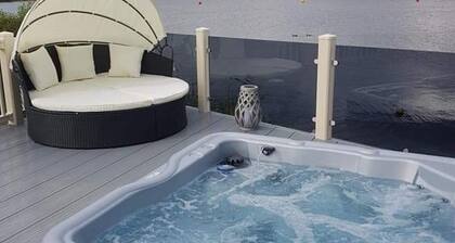 Lakeside Hot tub Holiday Tattershall Lakes