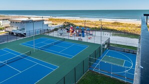 Un court de tennis avec vue sur l’océan.