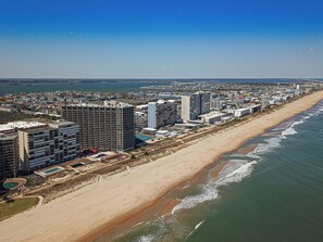 On the beach - Cute, cozy 2 bedroom oceanfront condo with free WiFi, a great ocean view, and awesome amenities including indoor/outdoor pools and a game room located uptown! (Ocean City)