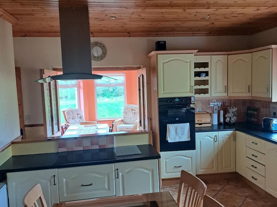 House | Private kitchen | Fridge, microwave, oven, stovetop