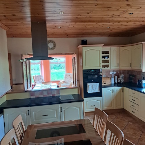 Spacious 6-bed House 10 Minutes From Knock Airport