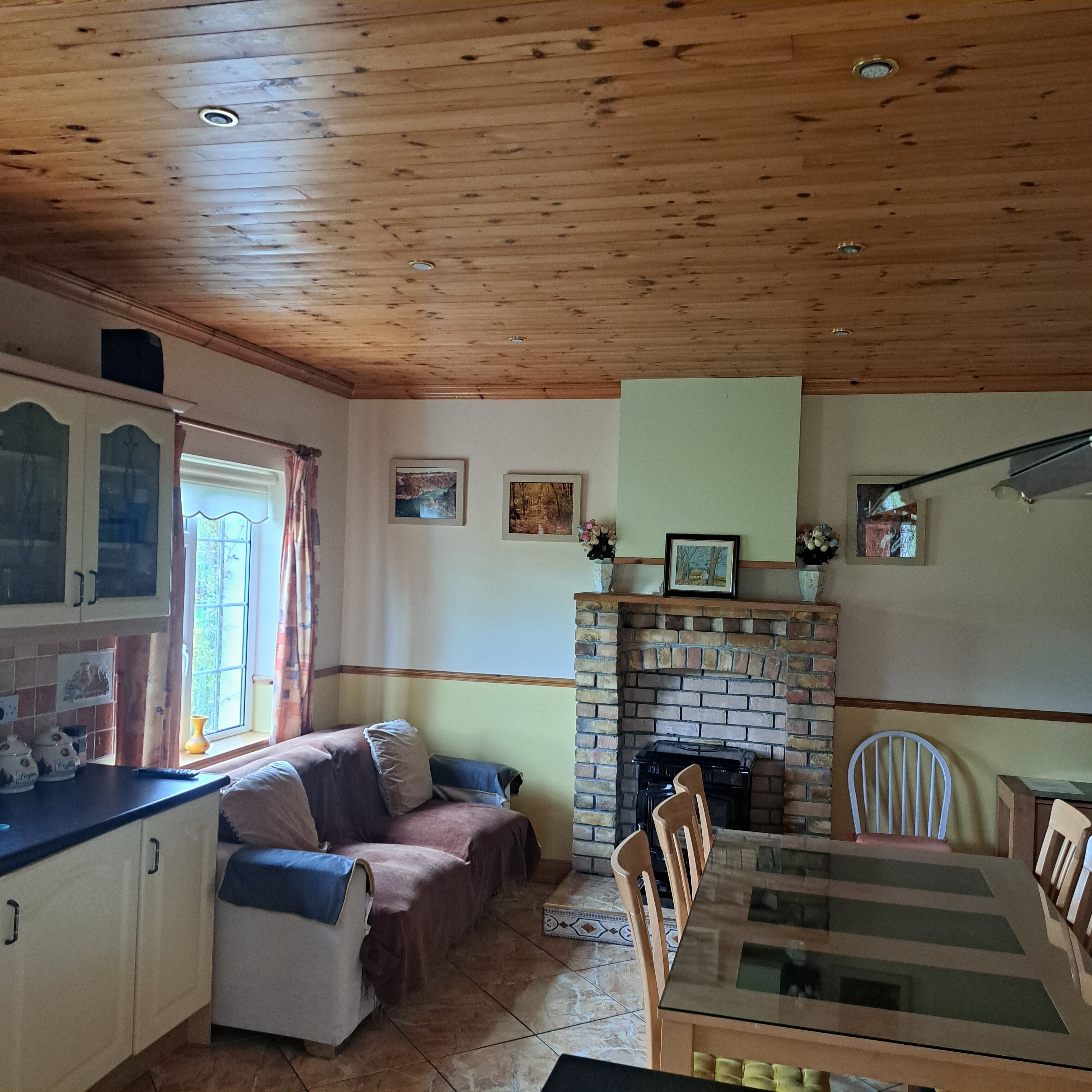 Una sala acogedora con chimenea, una mesa de comedor y un sofá.
