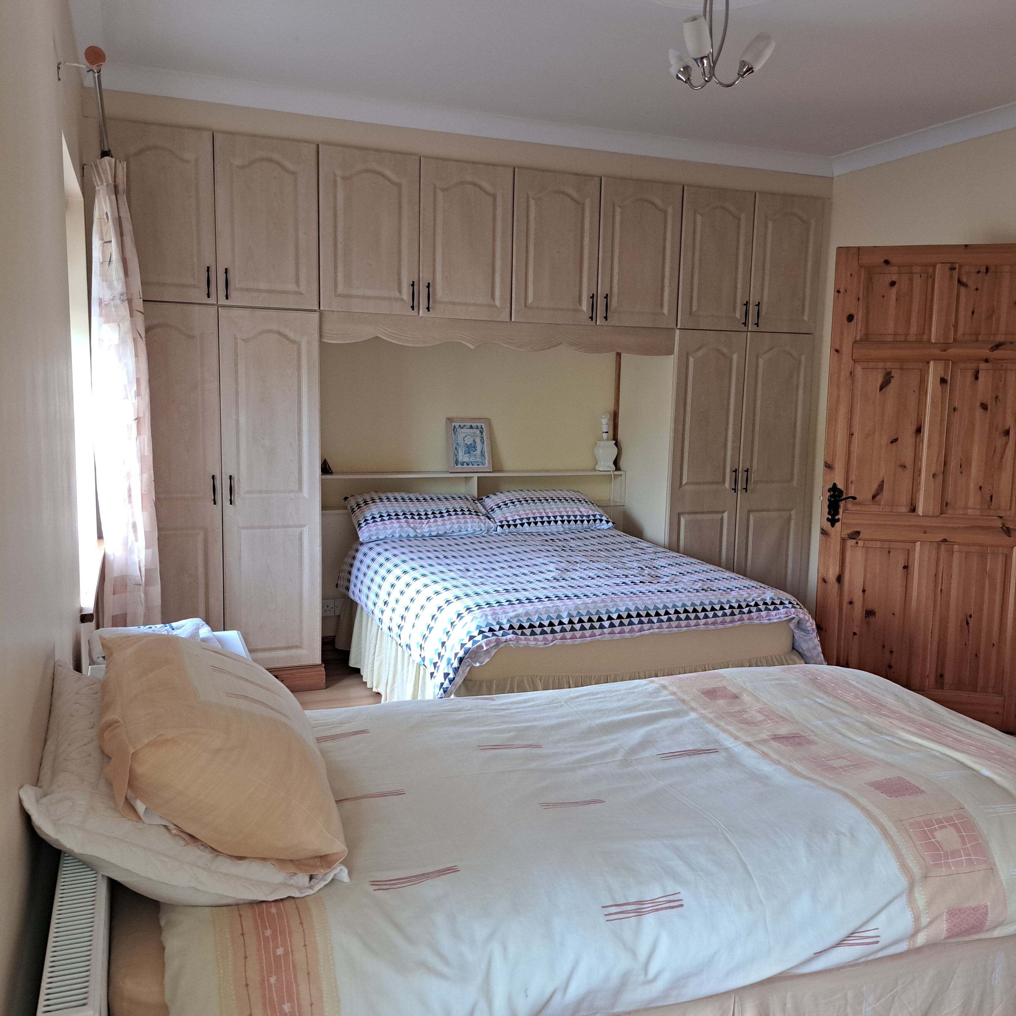 Une chambre à coucher avec un lit, une armoire et un radiateur.