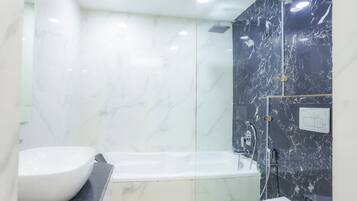 Royal Studio Suite | Bathroom | Shower, slippers, towels