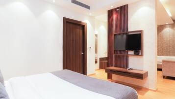 Royal Studio Suite | Iron/ironing board, free WiFi, bed sheets