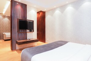 Royal Studio Suite | Iron/ironing board, free WiFi, bed sheets - Hotel Hyphen Premier Meerut (Meerut)
