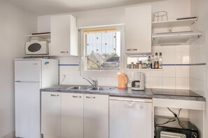 Een koelkast, een microgolfoven, een oven, een vaatwasser