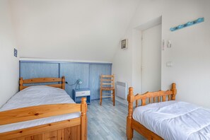 3 chambres, fer et planche à repasser