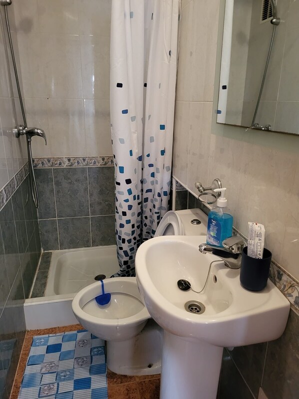 A bathroom with a bathtub, toilet, and sink. - Lovely 3 bed, 2 bath villa in La Marina Urb, Alicante (La Marina)