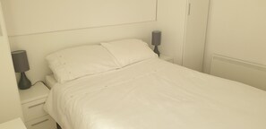 3 bedrooms, in-room safe, iron/ironing board, travel cot