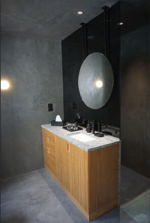 Douche, sèche-cheveux, serviettes fournies, savon