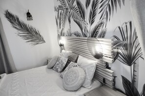 1 habitación, tabla de planchar con plancha y cuna de viaje