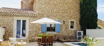 Small "Coup de Coeur" villa in Provence at the foot of the Luberon mountains