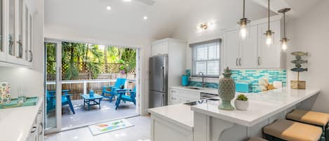 ثلاجة، ميكروويف، فرن، موقد طهي مسطح