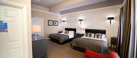 Tabla de planchar con plancha, wifi gratis, ropa de cama