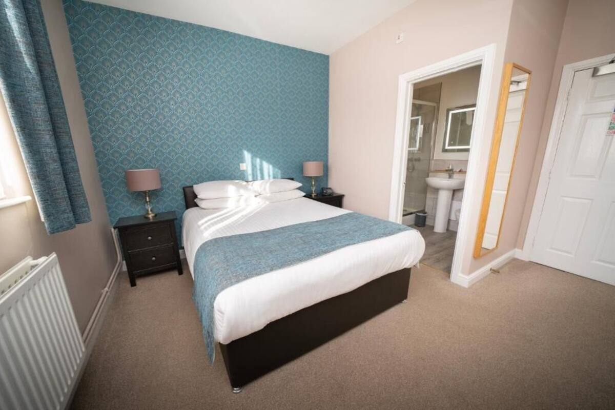 Standard Double Room | Iron/ironing board, WiFi (free), bed sheets