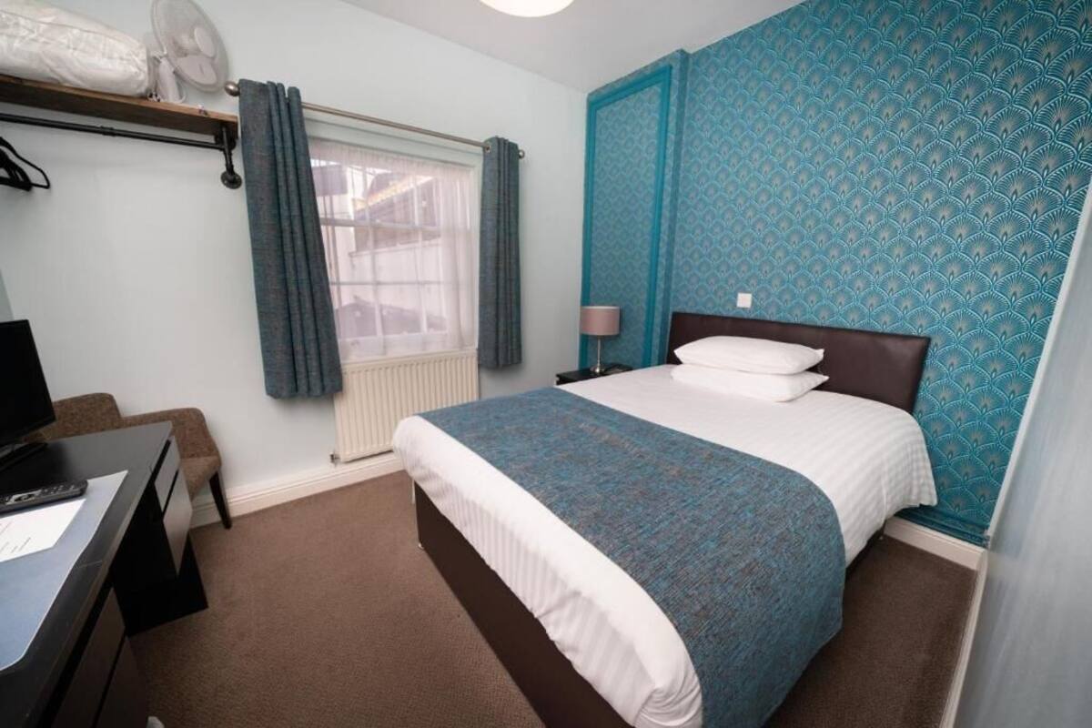 Iron/ironing board, WiFi (free), bed sheets