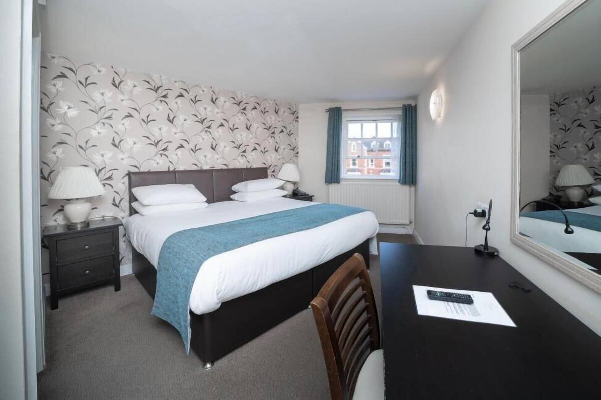 Executive Double Room | Iron/ironing board, WiFi (free), bed sheets