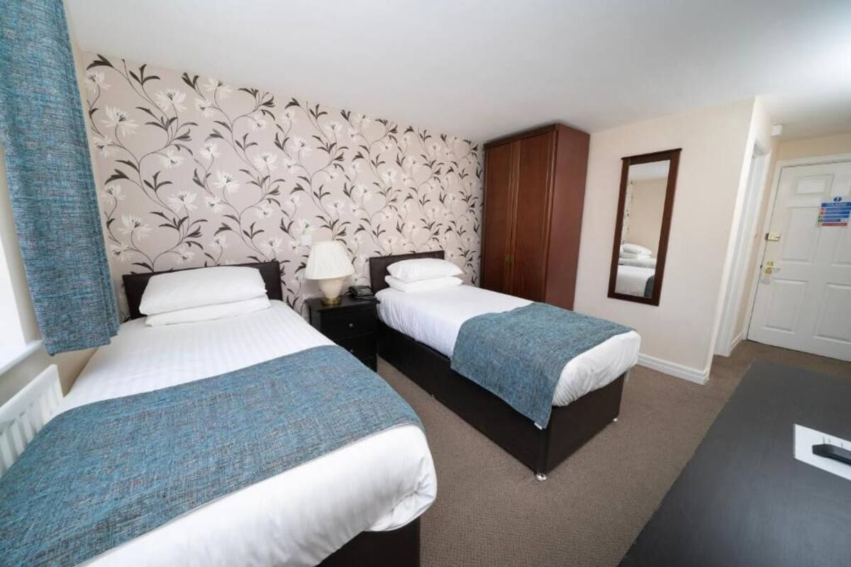 Standard Twin Room | Iron/ironing board, WiFi (free), bed sheets