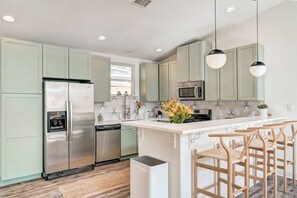 Køleskab, mikrobølgeovn, ovn, kogeplade