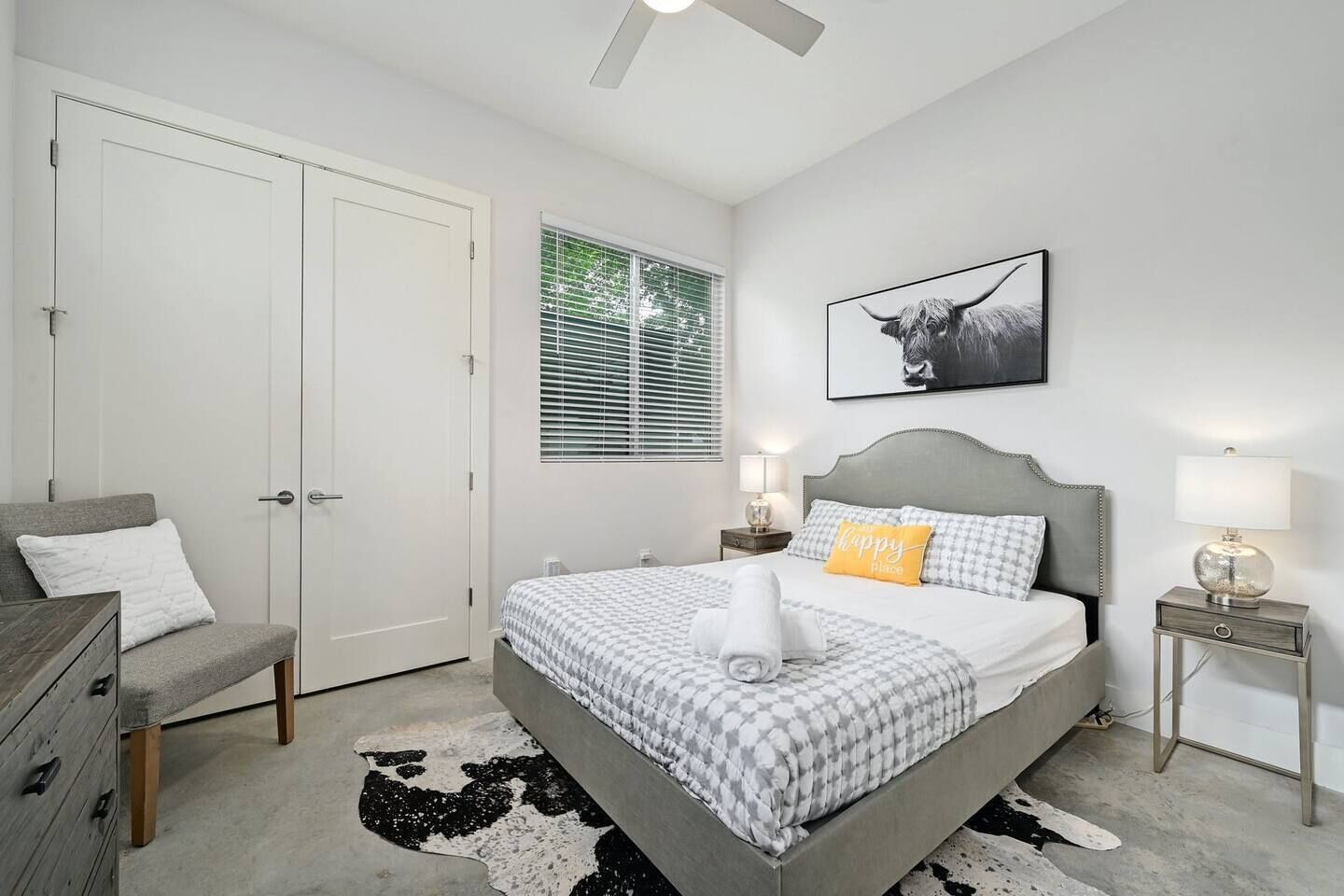 3 bedrooms, desk, iron/ironing board, travel cot