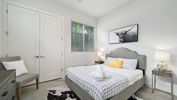 3 bedrooms, desk, iron/ironing board, travel cot