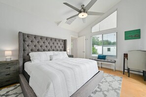 3 habitaciones, escritorio y tabla de planchar con plancha 
