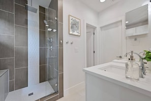 Douche, serviettes fournies