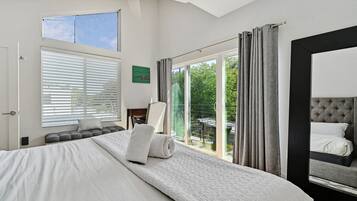 3 habitaciones, escritorio y tabla de planchar con plancha